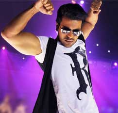 ram charan,srinu vytla,doop fight master,ram charan roll in srinu vytla movie  హీరోలకు డూప్‌ ఫైటర్‌గా చరణ్‌!